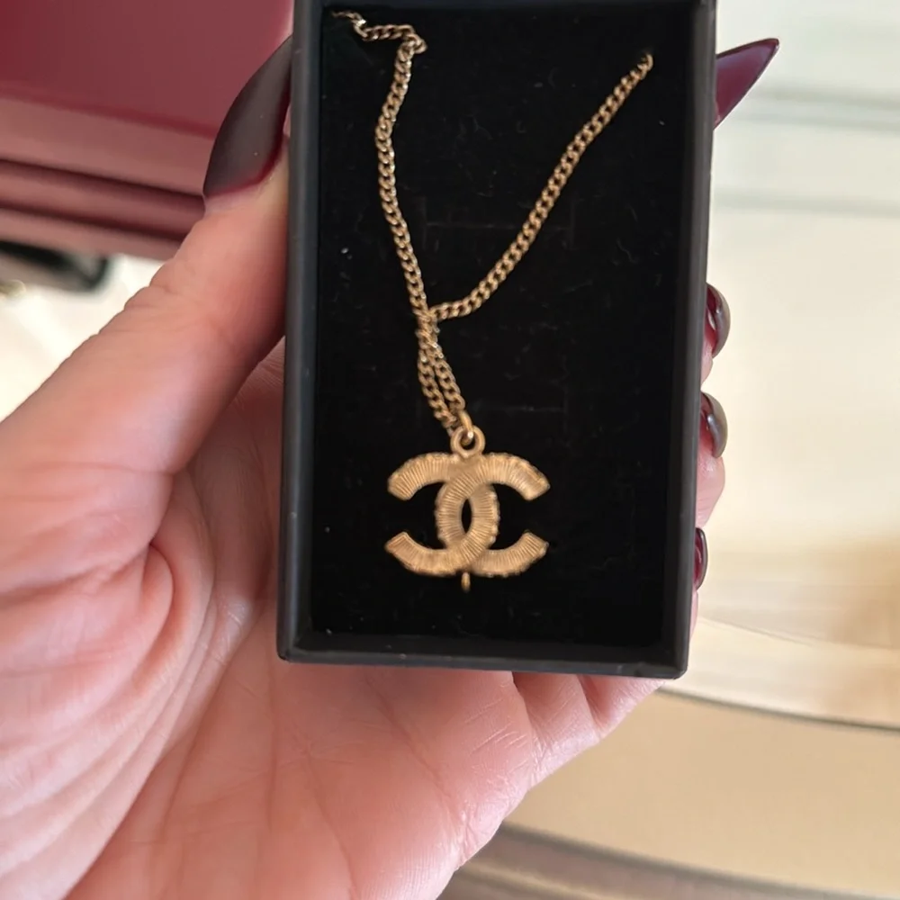 🛑 SOLD 🛑 Chanel 🖤 black enamel pendant necklace 18” • excellent condition - Picture 2 of 7